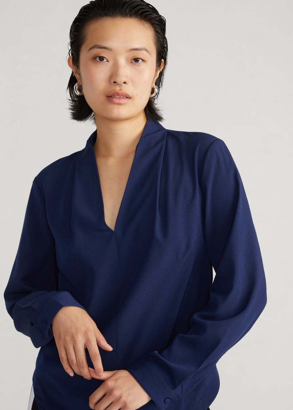 Universal Standard Better-Than-Silk Long Sleeve V-Neck Top Navy Blue XS US 10-12